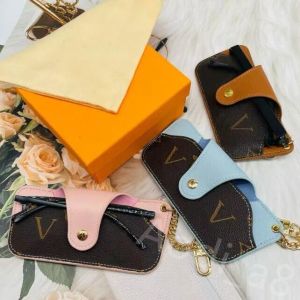 Portable Leather Keychains Sunglass leather cover Fashion Letter Designers Classic Old Flower Key ring Pendant for charm Car Keychain Men Women