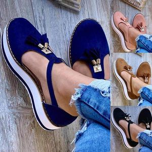 Sandaler 2024 Kvinnor Summer Fashion Buckle Strap Solid Fringe Cover Heel Flat Platform Casual Ladies Plus Size