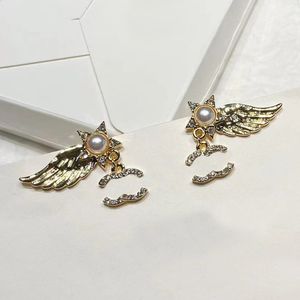 Orecchini di design di marca di alto stile Ali di cristallo Lettera Stud Oro placcato Rame Argento Orecchino Donne Perla Eardrop Orecchini di diamanti Gioielli per feste di nozze