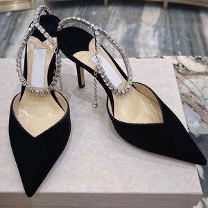 Scarpe eleganti da donna di lusso Décolleté Tacchi alti da donna Sandalo con lettera in metallo con cristalli sexy Cinturino alla caviglia Punta a punta Saeda Décolleté in raso impreziositi da cristalli da 100 mm Elegante