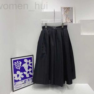 Grundläggande avslappnade klänningar Designer Högkvalitativ kvinnor Pleated kjol Fashion Nylon Metal Triangle Full Swing Z4R4