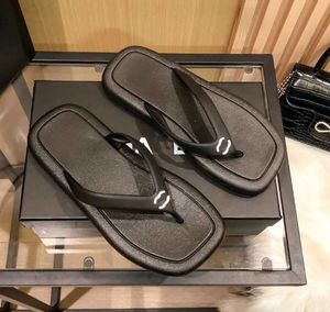 Designer Slides Channe toffel liten doftande fyrkantig tå läpptå sandal Tidig platt botten andningsbar vattentät enkel Asual strand mångsidig sko