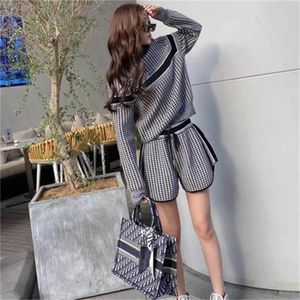 Klä upp två stycken Set Women Houndstooth Knit Shorts Passar Fashion Western Style Age Reduction Tide Letter Jacquard Sweater Ropa Mujer