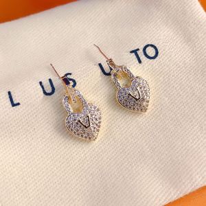 Med Box Heart Stud Earrings Classic Style Luxury Earring Designer Boutique Gift Smyckesdesign för kvinnor Elegant födelsedagspresentörhängen