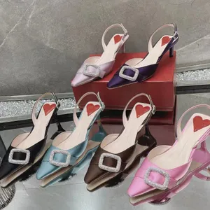 En Kaliteli Tasarımcı Sandalet Kadın Saten Saten Sıradan Düşük Topuklu Slingbacks Moda Ayak Bileği Strap Klasik Kristal Tokal Kare Ayak Parti Ayakkabıları