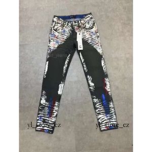 Jeans viola da uomo Marchio di lusso Viola Uomo Nero High Street Vernice Graffiti Modello Pantaloni skinny strappati danneggiati Designer Kusbi Jeans 9550