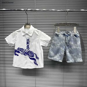 Novo bebê agasalho verão crianças terno de manga curta tamanho 100-160 cavaleiro imprimir meninos camisa polo e shorts designer jan10