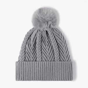 Berretti invernali caldi e spessi cappelli lavorati a maglia jacquard per le donne Moda Ladies Twist Skullies Berretti con palla di pelo