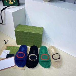 2024 Ny stil tofflor designer glider herr kvinnor plysch tofflor vinter strand glidflat plattform damer sandaler flip flops randig kausal toffel med låda