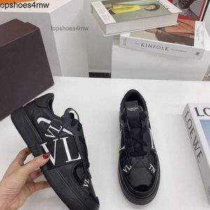 Luxusdesigner Vanlen Hochwertige Herren-Freizeitschuhe Damen-Kleiderschuhe sind wasserdicht und atmungsaktiv V Alentino Luntinos neuer bedruckter Gummi-Farbblock SFCU