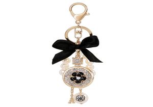 Härlig söt Bow Pearl Flower Parfym Bottle Keychains New Fashion Ins Luxury Designer Diamond Rhinestone Bag Charms Keychains Tass5699004