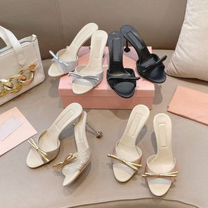 CRYSTAL BOW PEBROLLISHED MULE Slipare Sandaler klackar glider på stiletthälta bilder öppna tåskor kvinnors lyxdesigner läder yttersula aftonskostorlek med låda