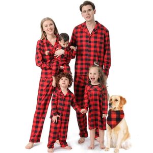 Vinterfamiljsmatchande kläder Plaid Shirtlong Pants 2st Suit Girls Dress Baby Romper Dog Scarf Christmas Look 240104