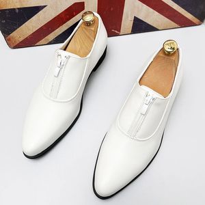 Novità Designer Uomo Moda Bianco Nero Slip On Flats Scarpe da ballo Abito maschile Ritorno a casa Mocassino da sposa Sapato Social Masculino