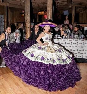 Pluffy Quinceanera klänningar 2024 Tiered Organza Train Brodery Floral White and Purple Mexico Charro Prom Special Ocn Dress for Sweet 15 Girls