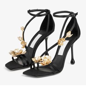 Metal çiçeklerle siyah saten sandaletler 95mm moda kadın ayak parmakları ayak bileği kayış stiletto topuk sandal lüks tasarımcı ayakkabı parti akşam ayakkabıları kutu ile