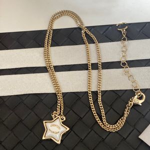 Svarta diamanthalsband kedjor designer hängen choker märke bokstav högklassig 18k guldpläterad koppar vogue män kvinnor pärlhalsband bröllop smycken tillbehör