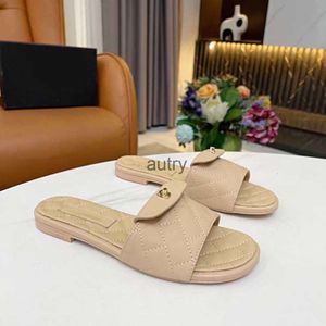 2024 Luxur Designer Womens tofflor Summer Fashion Flat Bottom Home Leisure One Word Drag Outdoor Beach Sandals