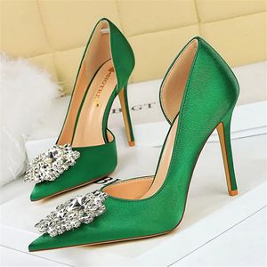 Mulheres 7cm 10.5cm salto alto verde ouro bombas senhora festa de casamento salto baixo bling cristal apontou toe seda cetim boate sapatos 240103