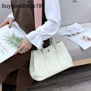 Designer Garden Party Bags Baotou Cowhide Lizhi Padrão Womens Bag Casual Um Ombro Cor Contraste Cinto Largo Bolsa Mulheres Tem Logotipo KR8C