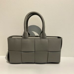 Arco Tragetasche, schlichte Handtaschen, Geldbörse, echtes Leder innen, modische Buchstaben, Magnetknopf, abnehmbarer Riemen, mehrere Farben, gewebte Taschen, Umhängetaschen