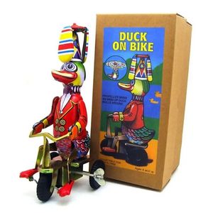 Engraçado adulto coleção retro wind up brinquedo metal estanho pato na bicicleta robô relógio mecânico brinquedo figura modelo crianças presente do bebê 240103