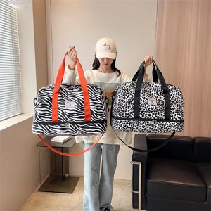 Bolsa de viagem feminina leopardo zebra impressão à prova dwaterproof água grande puxar haste embarque fitness seco e molhado separação bagagem saco 240103