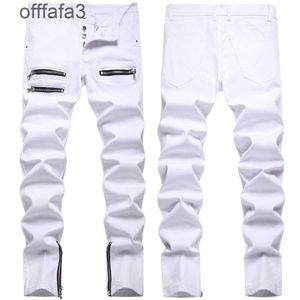 Lila Jeans-Herrenhose. Weiße Stretch-Hose mit modischem Reißverschluss und Dekoration für Herren, schmale Passform, kleiner Fuß, mittlere Taille
