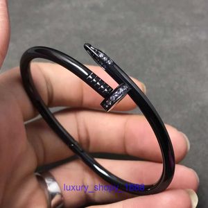 Autobanden Nieuw merk Klassieke designerarmband Hoge versie zwarte nagelarmband voor koppels, modieuze en gepersonaliseerde vrouwen, lichte luxe, hebben originele doos