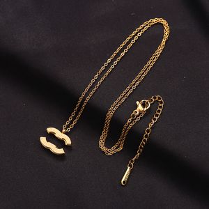 Collana con ciondolo moda 20 stile Collana girocollo Catena in oro 18 carati placcato in acciaio inossidabile Designer di lusso Lettera Collane con ciondolo Gioielli da donna Regali di alta qualità