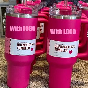 US Stock 1: 1 Logo Cosmo Pink Target Red Ready to Ship Mugs Checher Tumblers H2.0 40oz كؤوس مع غطاء مقبض السيليكون وقشور جيل ثاني أكواب ماء.