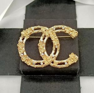 20Style Luxury Women Women Designer رسالة العلامة التجارية بروشات 18K الذهب مطلي بالذهول مجوهرات مجوهرات كريستون Brooch Pearl PIN الزواج الهدية