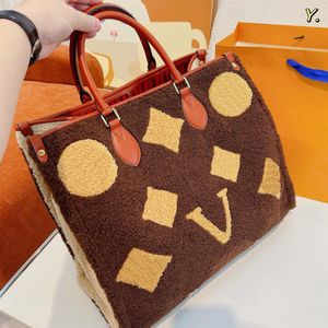 Designer shopping bag Plush winter totes Luxury lady temperament large capacity shoulder bag Classic star letter pattern womens ha307H