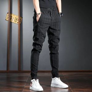 Trendiga mäns mjukgörare Elastiska midja randiga denim jeans vår hösten casual smal passform avsmalnande blommig broderi brittiska byxor 240104