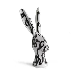 Scultura di animali artificiali artigianali in resina sulla strada Testa di coniglio in bianco e nero Figurine decorative graffiti dipinte a mano 240105