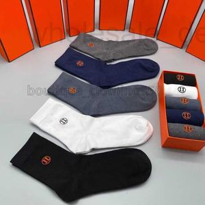 Tasarımcı Erkek Kadın Çoraplar Beş Çift Lüks Spor Kış Metter Mektubu Baskılı Nefes Alabilir Çoraplar Karışık Çorap Nakış Pamuk Kalitesi Kutu ZRXB