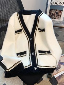 Nuovo maglione di cashmere autunno e inverno 2023 per la moda coreana da donna con scollo a V patch lavoro cardigan bianco o nero per giacca ampia da donna 240104