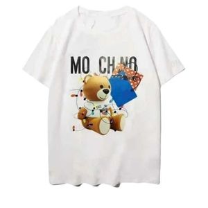 Mens Camisetas Moschino Designer Verão Italiano Marcas de Luxo Homens e Mulheres Redondo Pescoço Mangas Curtas Moda Impresso Solto Fit Algodão Ao Ar Livre Lazer Top Camisas BD