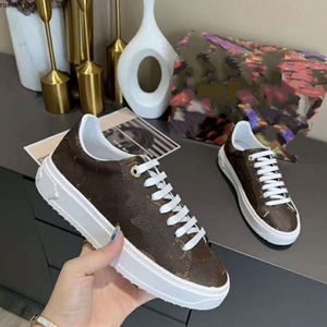 Sapatos de moda tênis homens mulheres apartamentos de couro luxo designer formadores casual tênis vestido sneaker mjna2585