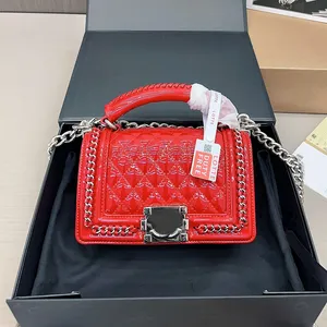 Borsa da ragazzo firmata da donna in pelle verniciata lucida con manico superiore Decorazione in maglia Hardware argento Catena in metallo Borsa da 19x12 cm Borsa a tracolla a tracolla 4 colori