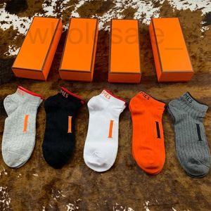 Skarpetki męskie Designer Mens Cotton Socks Men Womens Socking Five Pair Luxe Winter Fashion Lett Print Sock Hafdery Cotton Man Woman Sports Sock WBSB