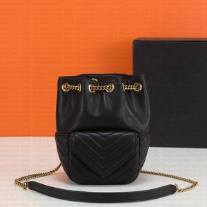 斜めのメタリックスパンコール文字の女性ショルダーバッグデザイナーチェーンバッグを添えた本物の革でできたバケツバッグ