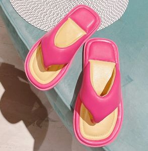 最高品質の夏のホットピンクフリップフロップスリッパラックススリップオンビーチプラットフォームサンダルシューズレザーレザーオープントゥートゥトゥーカジュアルフラットラグジュアリーデザイナー工場靴