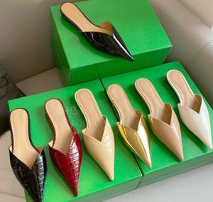 Chinelos de mulas de couro de patente pontiaguda sandálias planas mulheres slides sapatos de designer de luxo calçados de fábrica sapatos de férias arranhões com caixa ouro branco