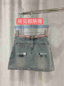 Spódnice marka Mui Spring/Summer Nowy haftowany w talii liter metalowy pasek klamry Modny i wszechstronny dżinsowa krótka spódnica 6BWX