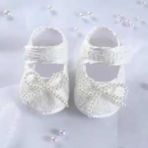 Första vandrare födda söta vita spetsar dop skor baby flicka prinsessan moccasins moccs sko båge pärla skor vandrare spjälsäng