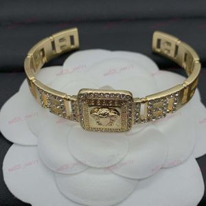 Materiale rame oro 14K, bracciale di design, polsino, zircone, ritratto scolpito della mitologia classica, trama ad incastro, bracciale di moda, lusso, personalità