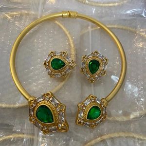 Orecchini a bottone Collana con gemma verde placcata oro retrò moda europea e americana per gioielli di lusso da donna