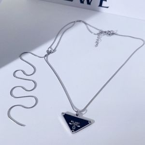 Collana con lettera triangolare in acciaio al titanio Collana con catena con lettera clavicola carina per gioielli di moda per feste regalo