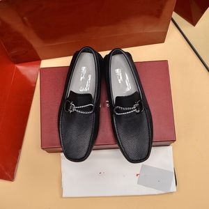 2024 Herrklassiska klänningskor Fashion Elegant Formal Wedding Flats Men Brand Designer Slip On Office Business Casual Loafers Storlek 38-46